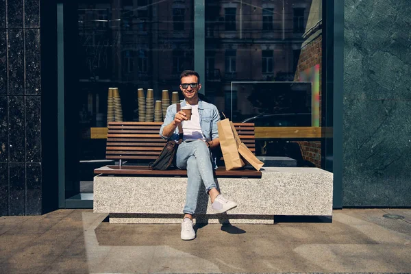 비즈니스 센터 근처에 앉아 있는 기분좋은 브라운트맨 — 스톡 사진