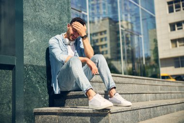 Genç erkek düşüncelerinin derinliklerinde.