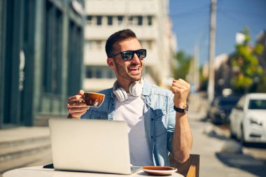 Kafede oturan yakışıklı adama yaklaş.