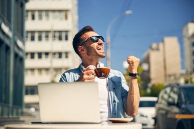 Nazik genç sakallı adam gökyüzüne bakıyor.