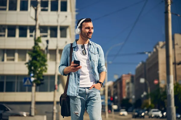 Χαρούμενος μελαχρινός άνδρας απολαμβάνοντας ενεργό Σαββατοκύριακο του — Φωτογραφία Αρχείου