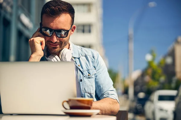 Druk bezig freelancer staren naar het scherm van zijn laptop — Stockfoto