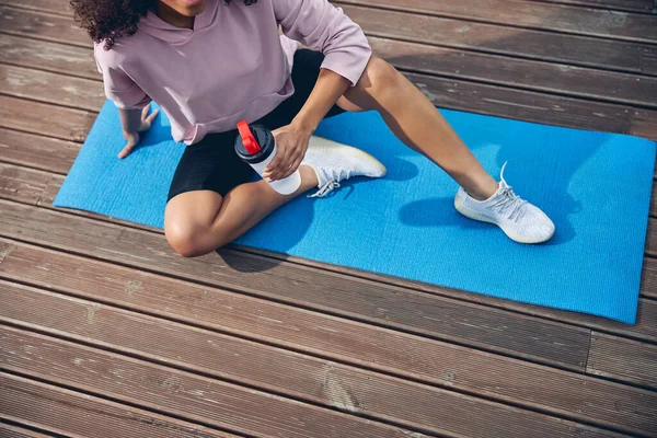 Feminino em roupas esportivas relaxante após o exercício — Fotografia de Stock