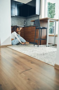 Bir fincan papatya çayı tutan mutlu kadın.