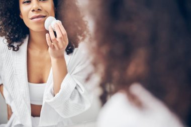 Kozmetik ameliyat yapan rahat bir kadın.