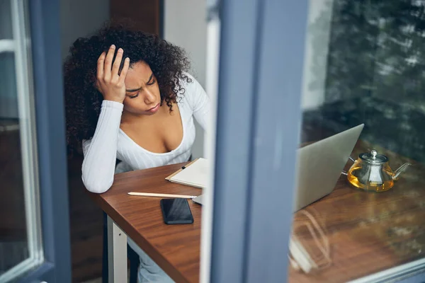 Aantrekkelijke Afro-Amerikaanse vrouw denken en schrijven notities — Stockfoto