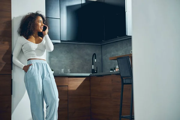 Menina bonita em roupas casuais em casa — Fotografia de Stock