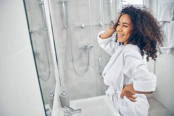 Šťastná mladá žena stojící v koupelně — Stock fotografie