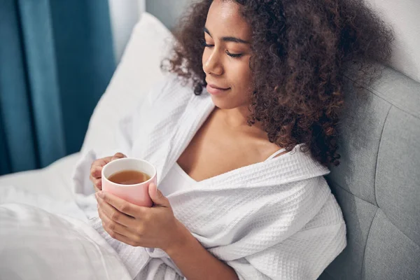 Frau hält mit beiden Händen eine Tasse Tee — Stockfoto