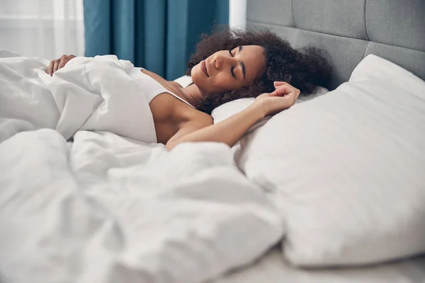 美しいです黒髪の女性dozingオンザ枕 — ストック写真