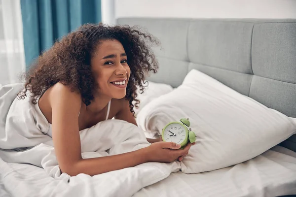 幸せな笑顔でベッドに横たわっ美しい女性 — ストック写真