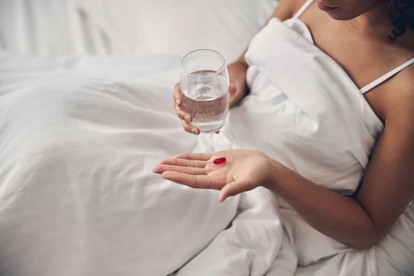 Doente afro-americano mulher sentada na cama — Fotografia de Stock