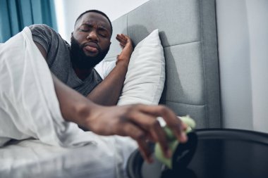 Duygusal genç adam çalar saate el uzatıyor.