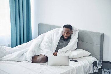 Çevrimiçi film izleyen mutlu genç adam