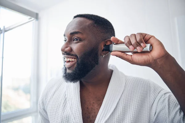 Esmer tenli adamın güzellik prosedürü uyguladığına eminim.