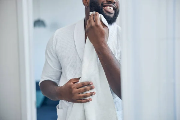 Primer plano del hombre alegre que cuidando su piel — Foto de Stock