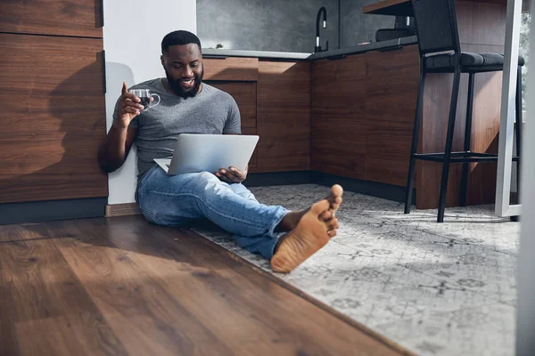 Alegre internacional hombre persona teniendo vídeo conversación —  Fotos de Stock