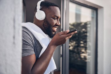 Hafta sonunun tadını çıkaran nazik, genç esmer adam.