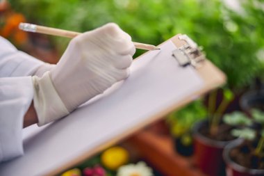 Biyolog elinde bir dosya tutuyor.