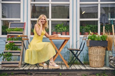 Gülümseyen güzel kadın telefonla konuşuyor.