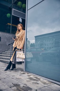 Uzağa bakan düşünceli güzel bir kadın.