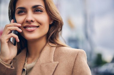 Güzel sarışın bayan girişimci cep telefonundan arıyor.