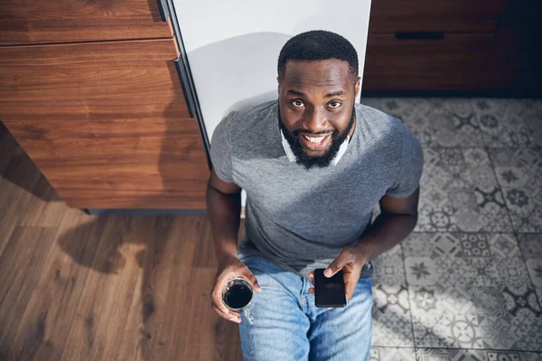 Retrato de hombre alegre que posando en cámara — Foto de Stock