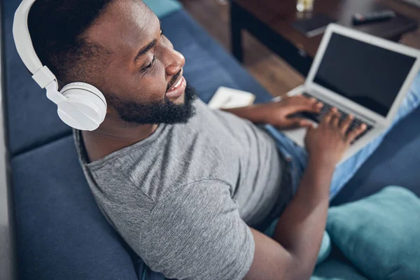 Piacevole uomo barbuto ascoltare la musica — Foto Stock