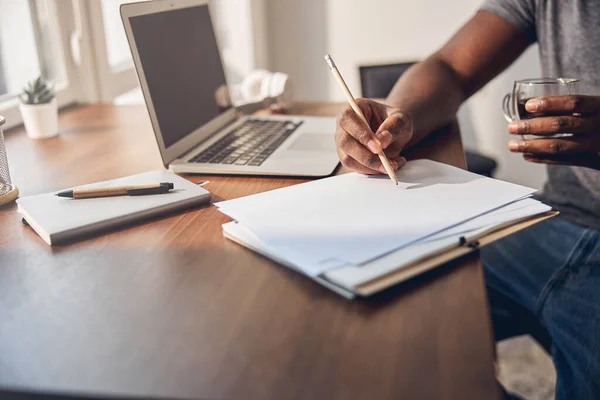 Primo piano del giovane che scrive il suo business plan — Foto Stock