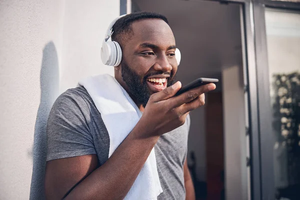 Allegro giovane uomo internazionale che parla per telefono — Foto Stock