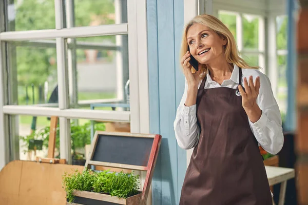 Akıllı telefonda gülümseyen çekici bir kadın.