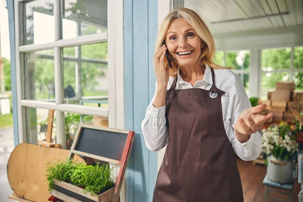 Hevesli kadın aleti kulağına bastırıyor.