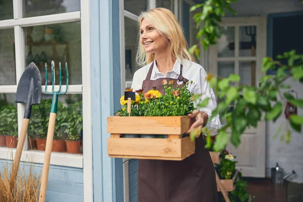 Joyful vrouwelijke botanicus in casual kleding weg te kijken — Stockfoto