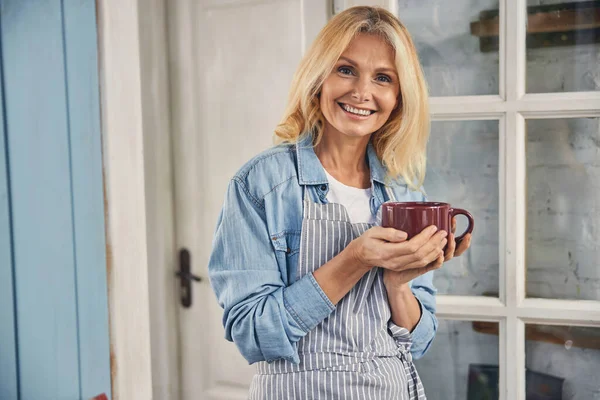 Жінка з чашкою кави в руках — стокове фото