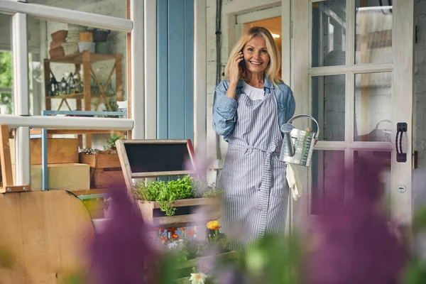 Kvinnlig trädgårdsmästare tittar framför henne — Stockfoto