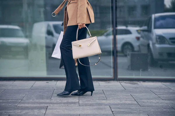 Νεαρή γυναίκα με μοντέρνο παντελόνι που περπατάει σε εξωτερικούς χώρους — Φωτογραφία Αρχείου