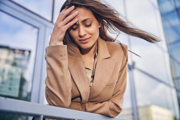 Modern stylish female entrepreneur suffering from a headache — Stock Photo, Image