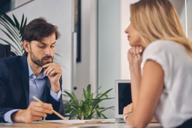 Ofiste bayan meslektaşımla çalışan sakallı genç adam.