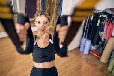 Kadın sporcu spor salonunda egzersiz yapıyor.