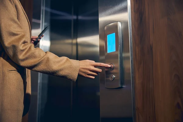 Woman wearing autumn clothes in the elevator — Stock Photo, Image