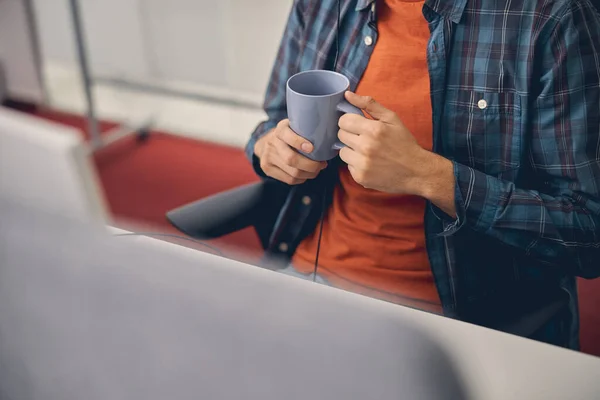 Mani operaie maschili in possesso di tazza di caffè — Foto Stock