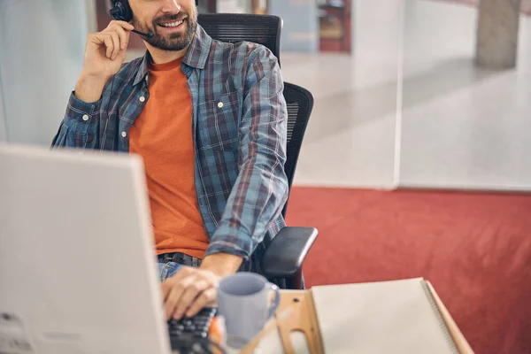 Mannelijke klantenserviceoperator aan het werk — Stockfoto