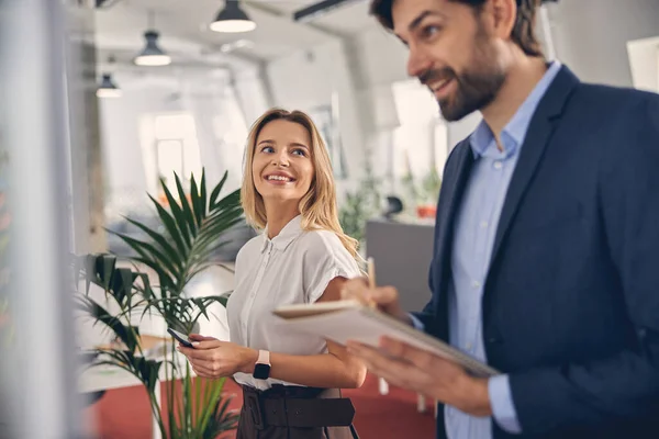 Vreugdevolle collega 's uit het bedrijfsleven werken samen — Stockfoto