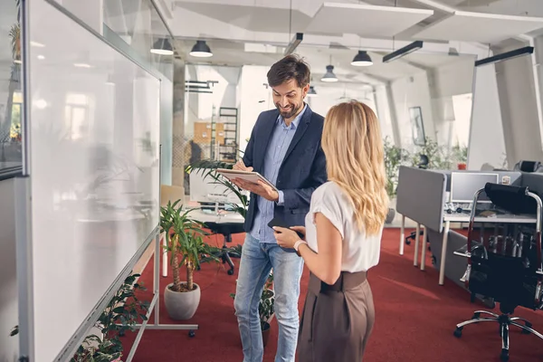 Zakelijke collega 's stand-by whiteboard in functie — Stockfoto