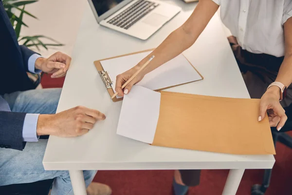 Giovane donna e uomo che lavorano con documenti in ufficio — Foto Stock