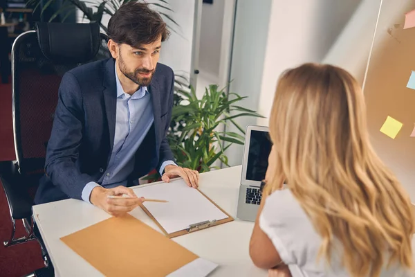 Snygg ung man diskuterar kontrakt med affärskollega — Stockfoto