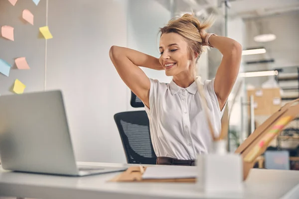 Glada affärskvinna sitter vid bordet med laptop — Stockfoto