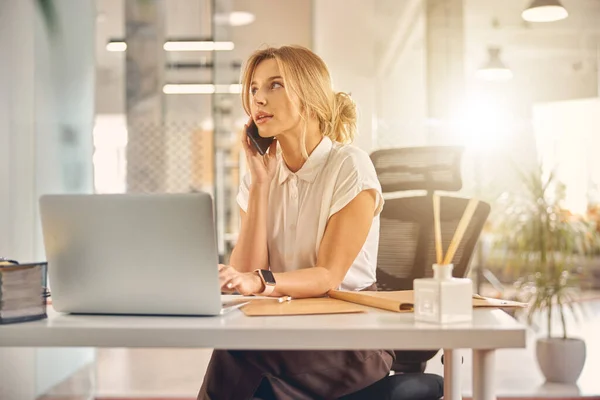 Vacker affärskvinna som pratar i mobiltelefon på jobbet — Stockfoto