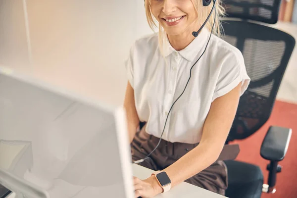 Glada kvinnliga arbetstagare som använder dator på kontoret — Stockfoto