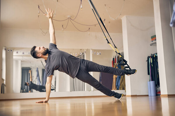 Спортсмен работает над мышцами живота во время силовых тренировок
